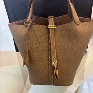 Elegant Tan Leather Tote Bag With Matching Makeup 💄 Case Gold Hardware